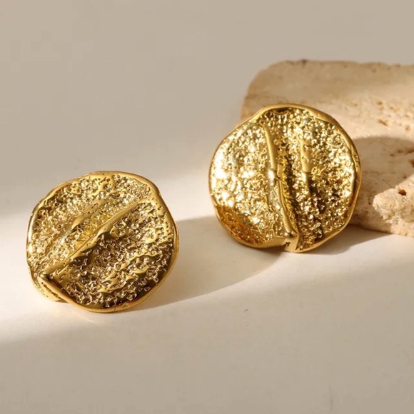 Gold Textured Statement Jewelry Set – Hammered Disc Necklace & Stud Earrings - Picture 4 of 8